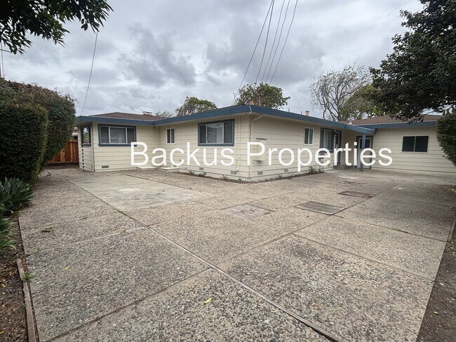 Building Photo - Great one level three bedroom home in South Salinas