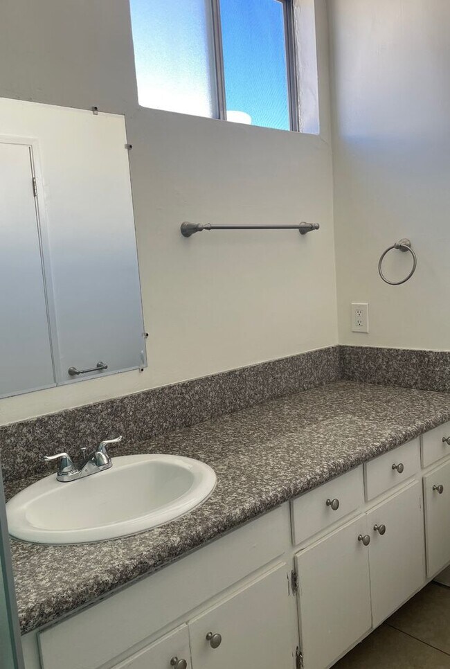 Building Photo - Spacious 1 Bedroom located in Canoga Park!...