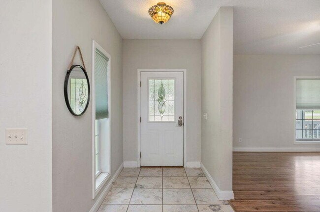 Building Photo - A spacious four bedroom, two and a half bathroom home located in the heart of the DeFuniak Spring...