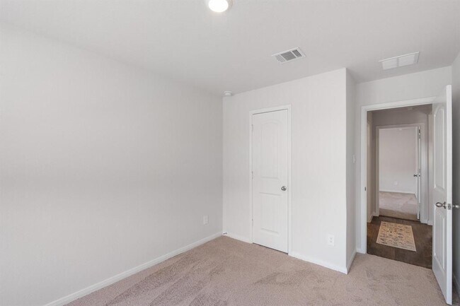 Building Photo - 205 Bethpage Dr
