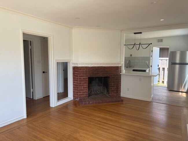 Building Photo - 1br - 700ft2 - Charming 8-unit apartment building. Walk to N. Berkeley BART