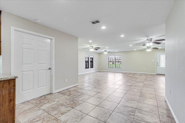 Building Photo - 2111 E Lott Ave