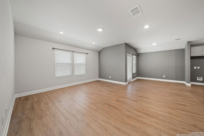 Building Photo - 1080 Amble Oak