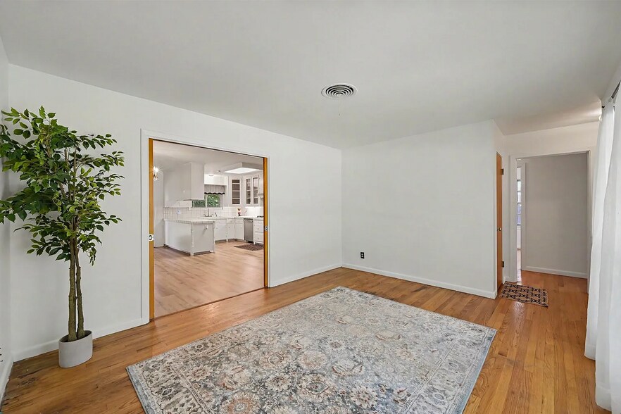 Building Photo - 502 W Semands St