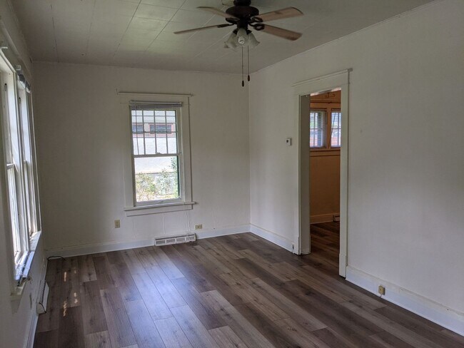 Building Photo - AVAILABLE NOW!!!  1 bedroom, 1 bath house ...