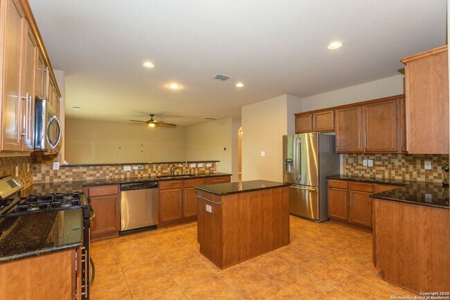 Building Photo - Spacious Stone Oak Beauty