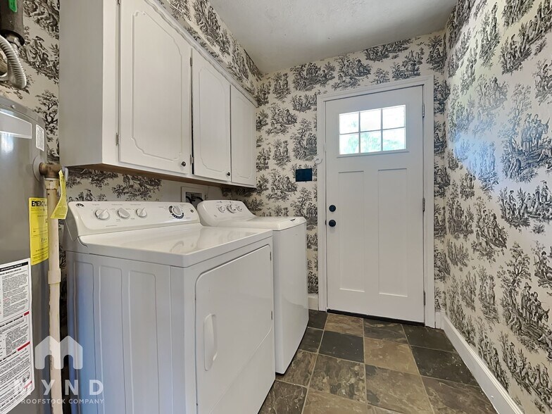 Building Photo - 9015 Eldora Dr