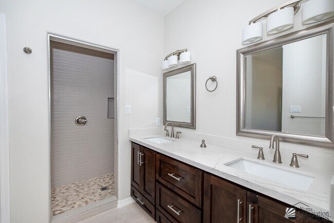 Building Photo - 10688 E 45th St