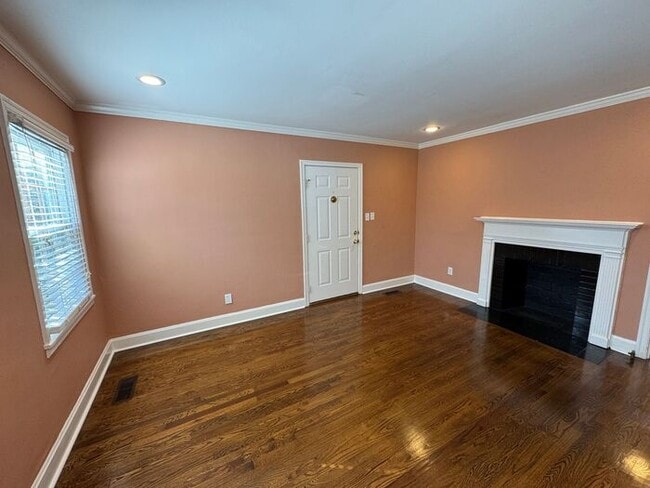 Building Photo - Medical District Location, Fenced Yard, an...