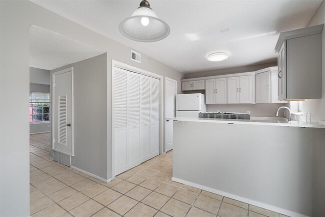 Building Photo - 5800 Belmoor Dr