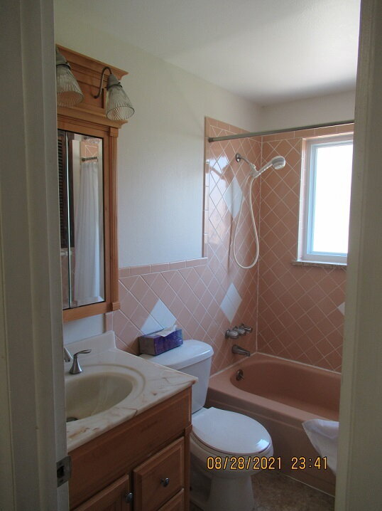 Building Photo - "Charming 4-Bed Arvada Home with Hardwood Floors & Finished Basement!"