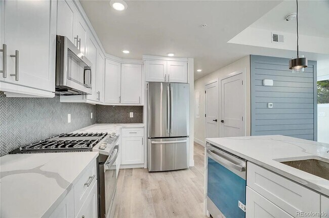 Building Photo - Luxury 2Bd/2Ba Corner Condo in Louisville
