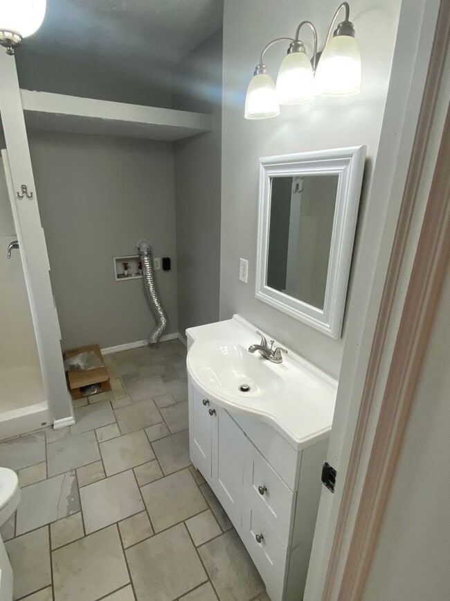 Building Photo - 4 Bedroom, 2 Bath Updated home in Jordan/Johnson area
