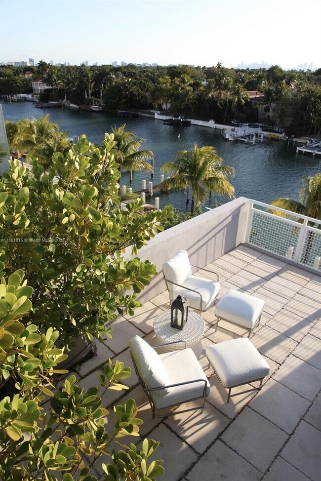Building Photo - 6101 Laguna Dr W