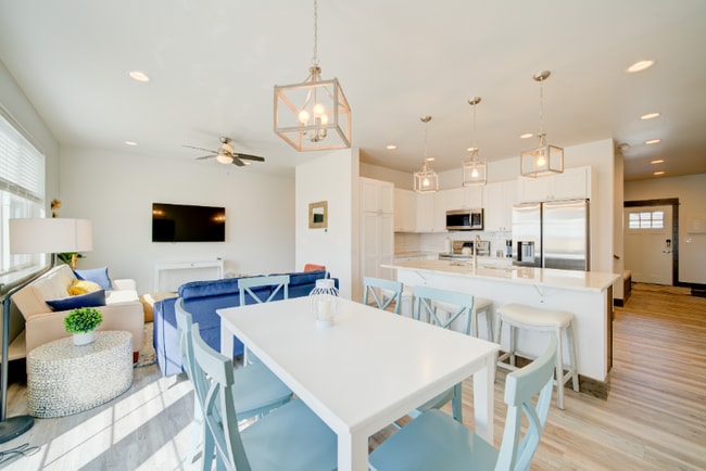 Building Photo - 1401 Westwood Cir