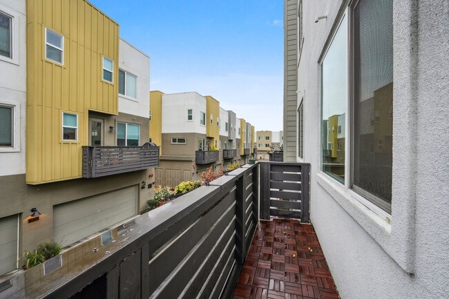 Building Photo - 3 Bedroom Townhome in Oakland