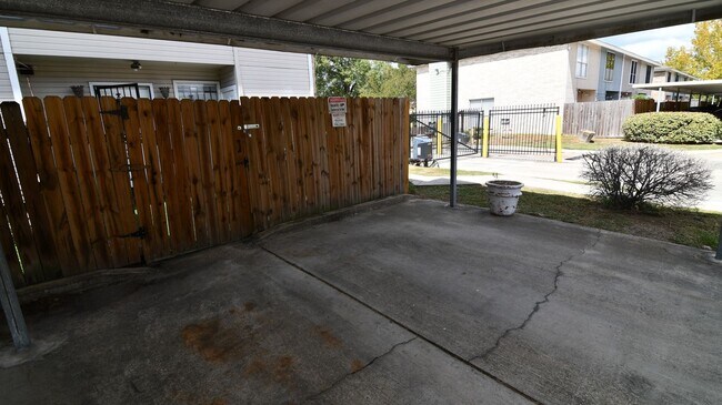 Building Photo - Charming 2-bedroom, 2.5-bathroom home located in Baton Rouge
