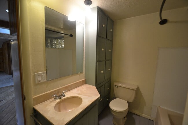 Building Photo - Cheyenne Canyon Ranch Style Home!