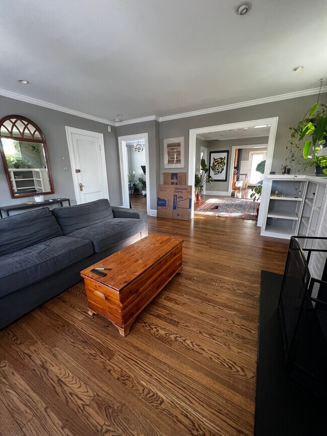 Living Room/Dining Room - 2541 Ewing Ave