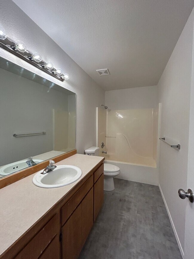 Building Photo - 1073 NE Hidden Valley Dr