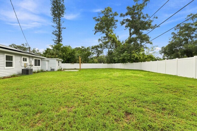 Building Photo - 7235 Orpine Dr N