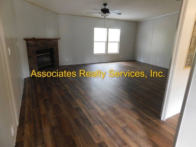 Building Photo - Secluded home in the country!