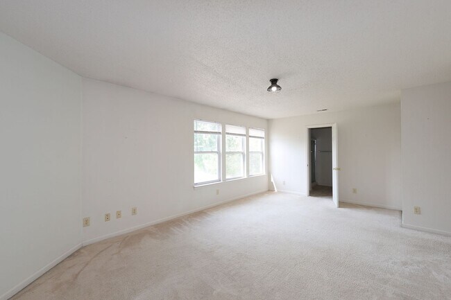 Building Photo - Spacious 4-Bed Waterfront Home in Westmere...