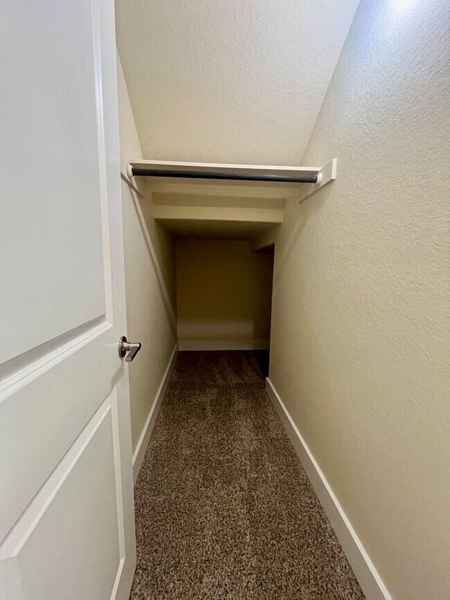 Building Photo - Fabulous Townhome in New Braunfels 3/2.5 ~ Minutes from Gruene ~ Move in Ready!