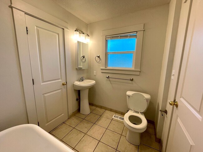 Building Photo - Charming 1920s Bungalow in Montavilla, Washer and Dryer Included!
