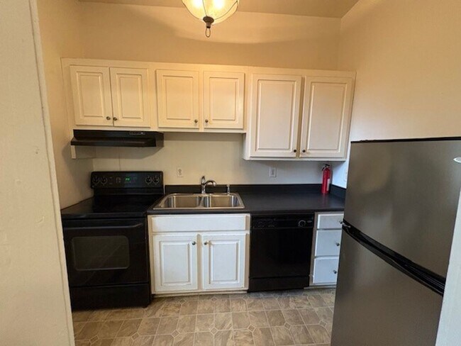 Building Photo - 946 Magnolia St