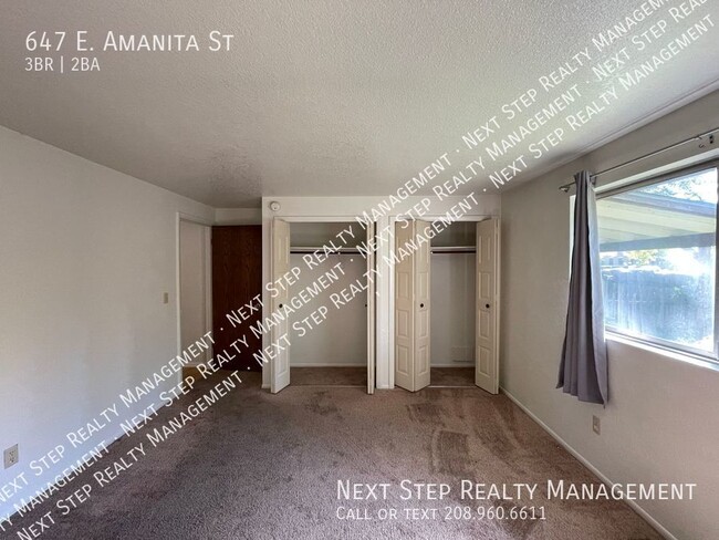 Building Photo - 647 E Amanita St