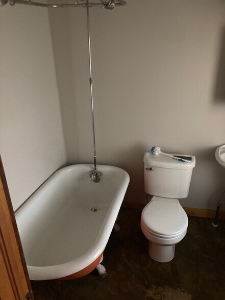 small tub/shower - 119 Westwood Ave