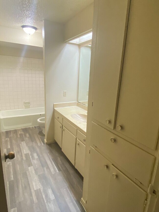Building Photo - SPACIOUS 3 bedroom 2.5 bathroom townhome