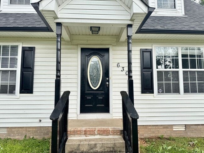 Building Photo - Three Bedroom Close to Ft. Campbell