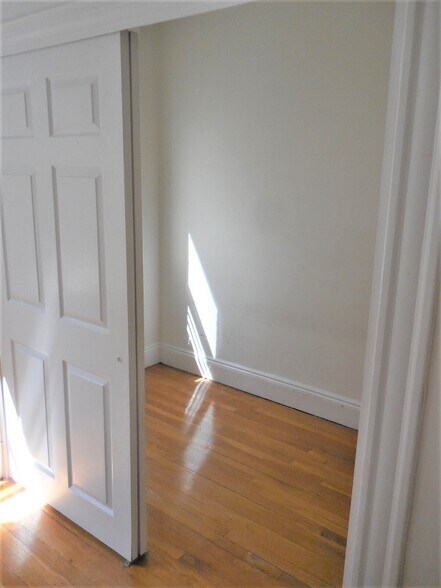 Building Photo - 42 Strathmore Rd