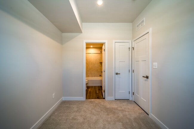 Building Photo - 14064 Sunrise Valley Dr