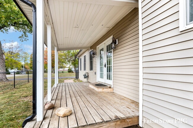 Building Photo - Spacious 4-Bedroom Home with Modern Style & Flexible Spaces