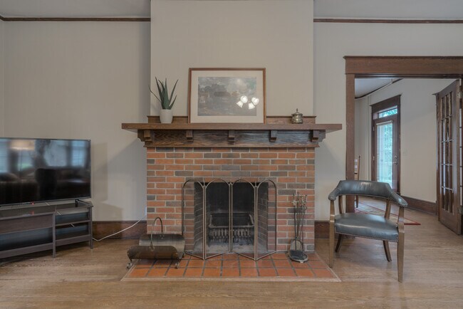 Building Photo - 207 Otey St