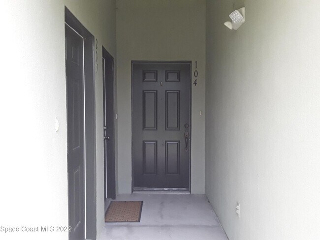 Building Photo - Ground floor corner unit