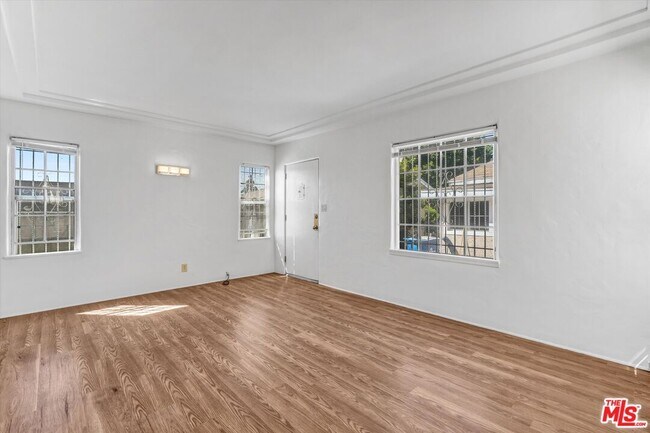 Building Photo - 820 S Grevillea Ave