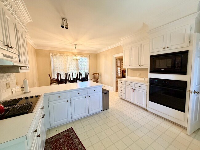 Building Photo - 525 Meadow Brook Dr
