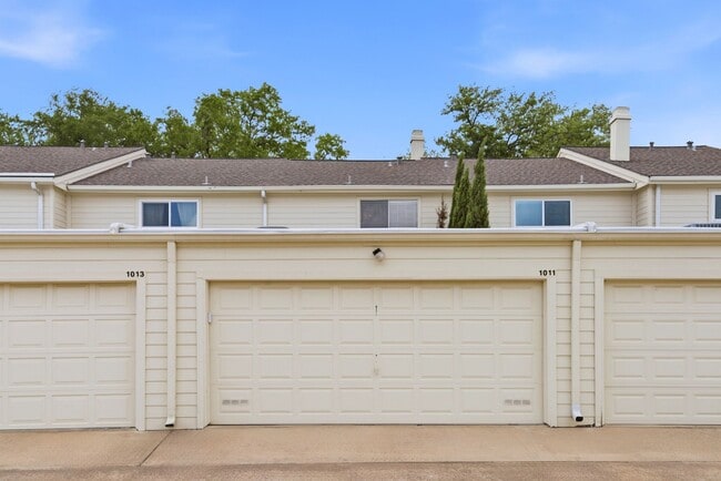 Building Photo - 1011 Fountain View Dr