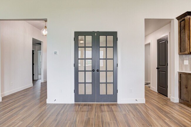 Building Photo - Brand New Home In Mustang!