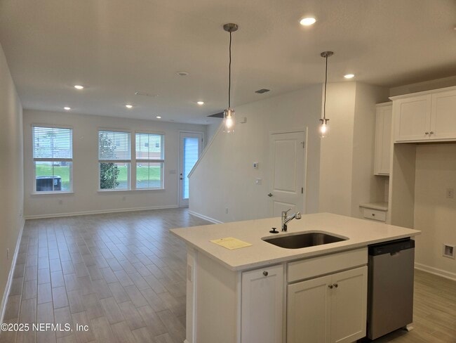 Building Photo - 203 Brandon Lks Dr