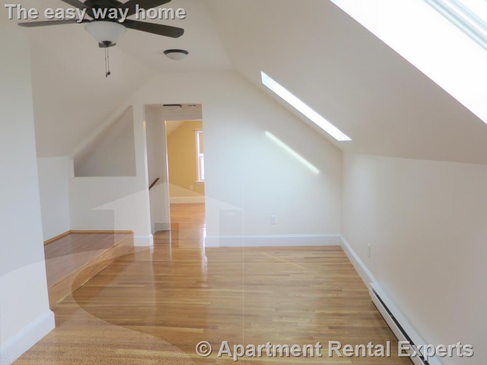 Building Photo - 1098 Fellsway