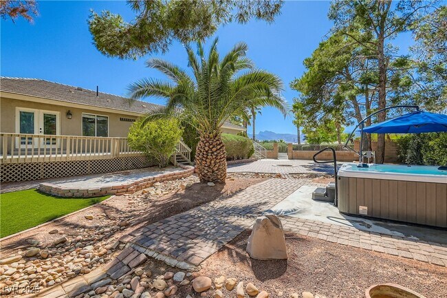 Building Photo - 6690 N Torrey Pines Dr