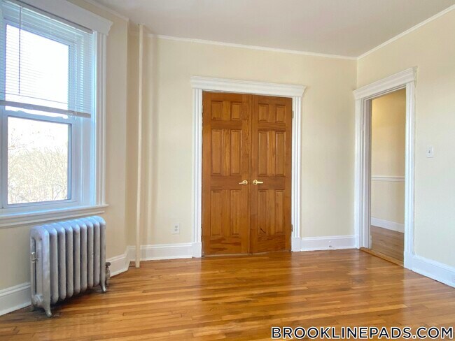 Building Photo - 352 Riverway