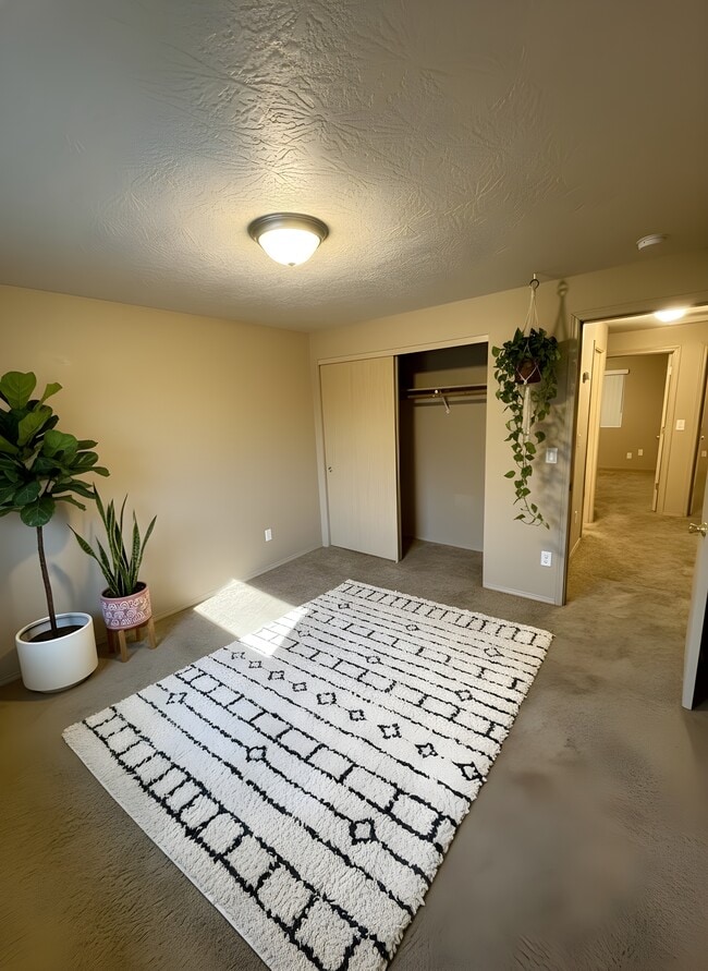 Building Photo - 1048 Ridgefield Ct