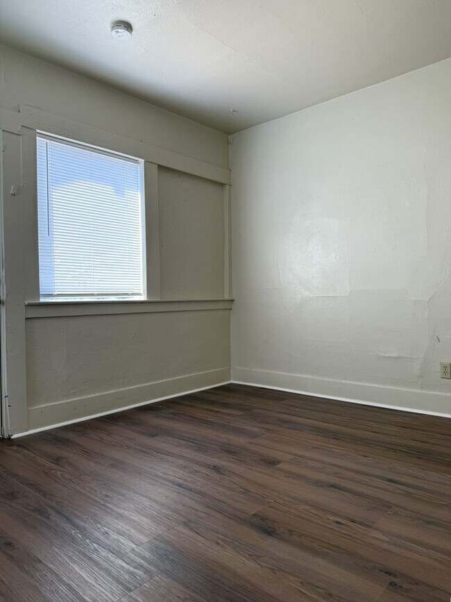 Building Photo - 854w22nd