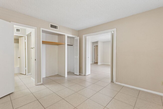 Building Photo - 4444 E Paradise Ln